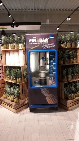Jetzt neu –  Sehen Sie zu wie die ausgewählte Ananas frisch geschält wird